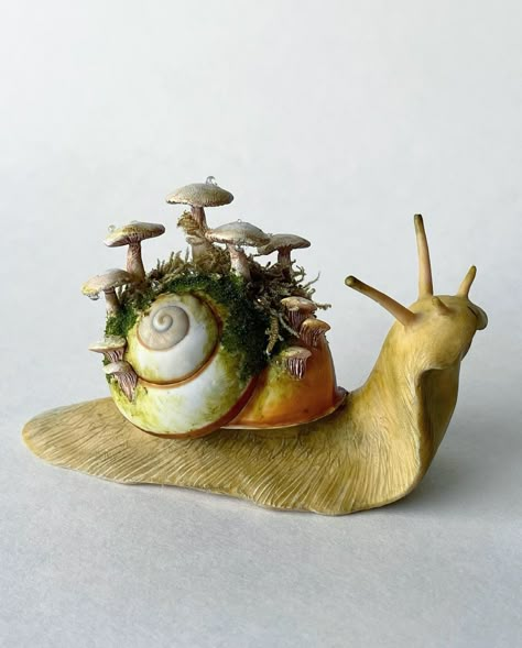 Mushroom Decor Diy, Snail Art, Clay Fairy, Clay Fairy House, Mushroom Crafts, Sculpture Art Clay, Deco Nature, Sculpey Clay, Clay Fairies