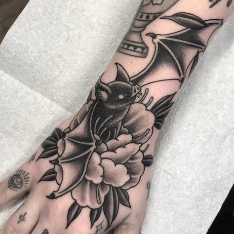 Spooky Hand Tattoos For Women, Traditional Hand Tattoo, Bats Tattoo Design, Bat Tattoo, Flash Sheet, Chest Piece Tattoos, Creepy Tattoos, Spooky Tattoos, Arm Sleeve Tattoos