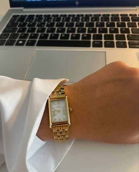 Watch Inspo Women, Old Money Watches Women, Watch Women's Classy, Elegant Watches Women, Vintage Gold Watch, Pretty Watches, Estilo Hijab, Classy Watch, Vintage Watches Women