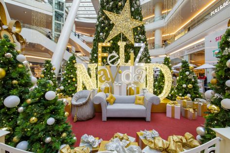 chilango - Vive en grande Navidad y Buen Fin en estos centros comerciales Mall Plaza, Office Reception Design, Commercial Display, Christmas Tree Art, Reception Design, English Activities, Navidad Christmas, Church Decor, Booth Design