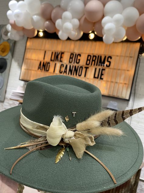 Felt Hat Decorating Ideas, Decorate Hats Diy, Felt Hat Decoration, Fedora Hat Decorating Ideas, Straw Cowboy Hat Decorating Ideas, Diy Hat Bar Party, Decorated Hats Ideas, Custom Cowboy Hats Women, Custom Wide Brim Hats