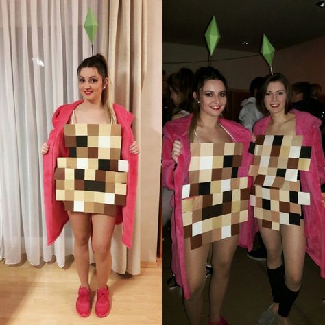 A selfmade sims costume! You need a pink bathrobe, brown paper for the pixel-dress and green paper for the diamond- and here we go! You are ready for all the costumepartys :) Sims Costume Halloween, Fantasia The Sims, Sims Costume Diy, Sims Cosplay, Sims Party, Witty Halloween Costumes, Sims Halloween Costume, Sims Costume, Bella Goth