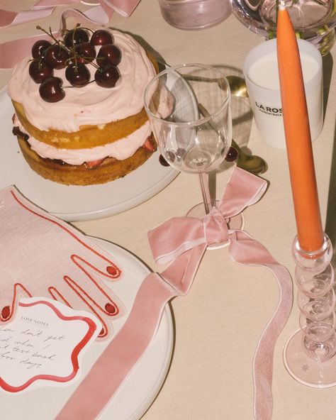 Still not over the details of this table 🎀 | Instagram-bericht van Jasmine Dowling (@jasminedowling)⁤ Galentines Day Ideas, Birthday Dinner Party, Galentines Party, Valentine Dinner, Birthday Inspo, Valentines Party, Birthday Dinners, Let Them Eat Cake, Eat Cake