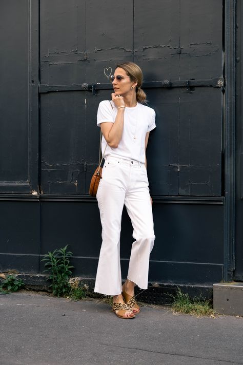 White Flared Jeans Outfit, Flare Crop Jeans Outfit, White Flare Jeans Outfit, Flared Jeans Outfit Summer, Flared Jeans Outfit, Flare Jeans Outfit, White Flared Jeans, Wide Leg Denim Jeans, Look Jean