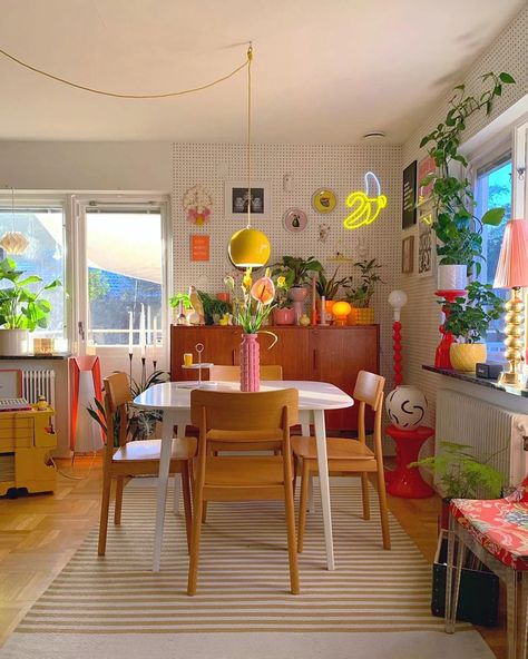 Swedish Homes, Retro Style Kitchen, Colorful Apartment, Deco Studio, Deco Retro, Kids Room Wallpaper, Home Decor Living Room, Apartment Decor Inspiration, Decor Living Room