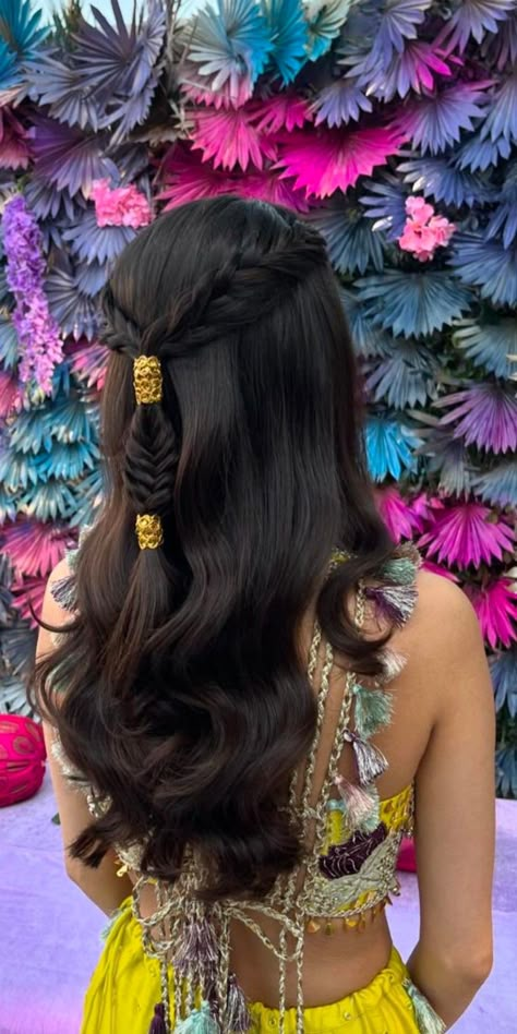 Mehendi Night Hairstyle, Traditional Long Hairstyles, Diwali Hairstyles Indian Long Hair, Hairstyles For Lohri Function, Haldi Ceremony Hairstyle For Bride, Navratri Hairstyles Bun, Khajuri Choti Hairstyle, Navaratri Hairstyle, Hairstyle For Haldi Function