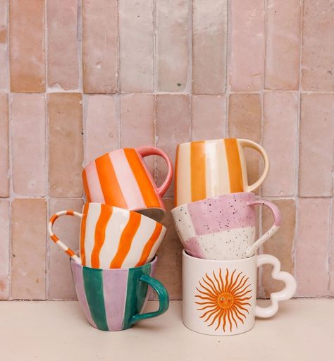 Quoi de mieux que de commencer la journée avec un bon café servi dans nos belles tasses @alltheluckintheworld ☕️✨ Ceramica Artistica Ideas, Ceramic Cafe, Flower Boots, Keramik Design, Diy Upcycling, Painted Mugs, Diy Pottery, Yellow Cream, Mug Design