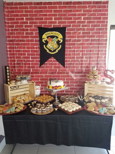 dessert table harry potter theme Harry Potter Dessert Table Ideas, Harry Potter Dessert Table, Table Food Ideas, Table Harry Potter, Harry Potter Theme Birthday Party, Harry Potter Table, Harry Potter Graduation, Harry Potter Tea, Harry Potter Desserts