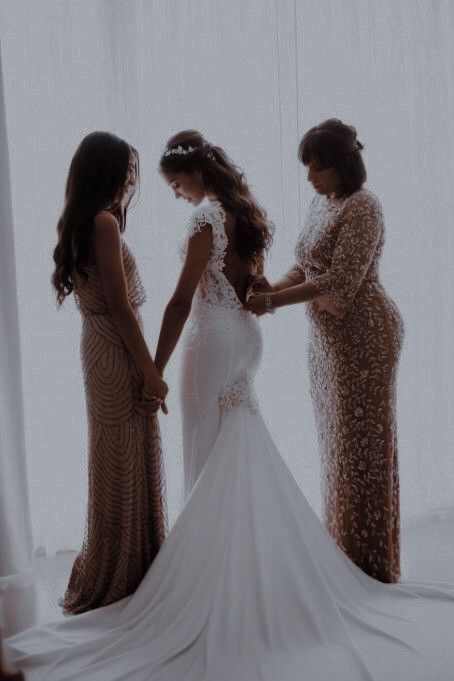 Before Wedding Pictures, Wedding Preparation Photos, Wedding Party Poses, Wedding Photo List, Bridesmaid Poses, Wedding Photography Bridal Party, Bridesmaid Pictures, Bridesmaid Photoshoot, Wedding Portrait Poses