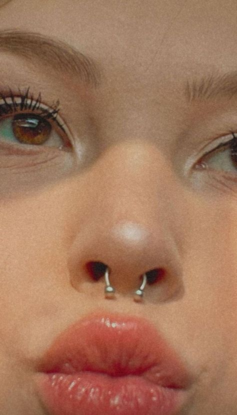 Peircings Women Septum, Nose Piercing Care, Cute Septum Rings, Orr Piercing, Septum Nose Piercing, Nose Piercing Ring, Cute Nose Piercings, Piercing Chart, Face Piercings