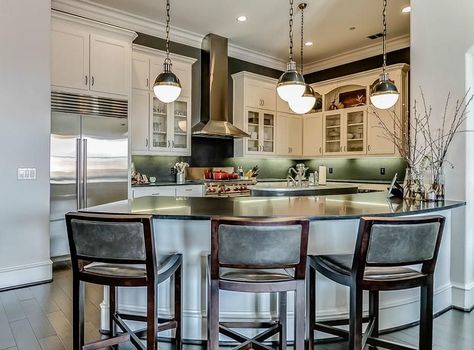 Transitional kitchen with curved peninsula and black granite counter Kitchen Peninsula With Seating, Peninsula Kitchen Layout, Peninsula Kitchen Ideas, Transitional Design Living Room, Peninsula Kitchen Design, Peninsula Kitchen, Curved Kitchen, Kitchen Peninsula, Living Room Warm