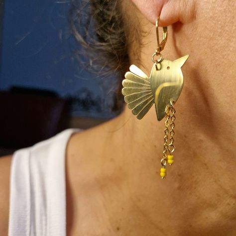 "Hummingbirds" earrings 🐦 Hummingbirds, symbols of joy, healing and adaptability, land delicately on your ears, bringing with them a touch of lightness and elegance. Handmade in raw brass, each pair is unique and demonstrates artisanal know-how. The finely sculpted wings of these earrings give the illusion that hummingbirds are in flight, adding a dynamic and lively dimension to your style ♥️ *I appreciate the expressiveness and durability of brass, an alloy of copper and zinc, more durable and environmentally friendly than other jewelry materials. It allows you to offer unique creations at affordable prices, without the risks associated with metals like gold.* Craft packaging beautifully wrapped with gold foil To keep your jewelry looking its best, please handle it with care and avoid ex Bird Earrings Gold, Earrings Bird, Hummingbird Earrings, Jewelry Materials, Earrings Dangling, Craft Packaging, Bird Earrings, Wing Earrings, Dangling Earrings