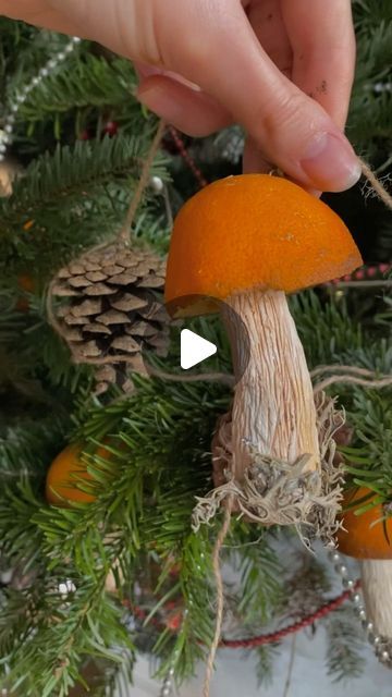 Christmas Crafts Nature, Eco Christmas Crafts, Acorn Mushroom Crafts, Paper Mushrooms Diy Crafts, Mushroom Diy Crafts Ideas, Fairycore Crafts Diy, Diy Mushrooms Decorations, Cottagecore Christmas Diy, Mushroom Ornaments Diy