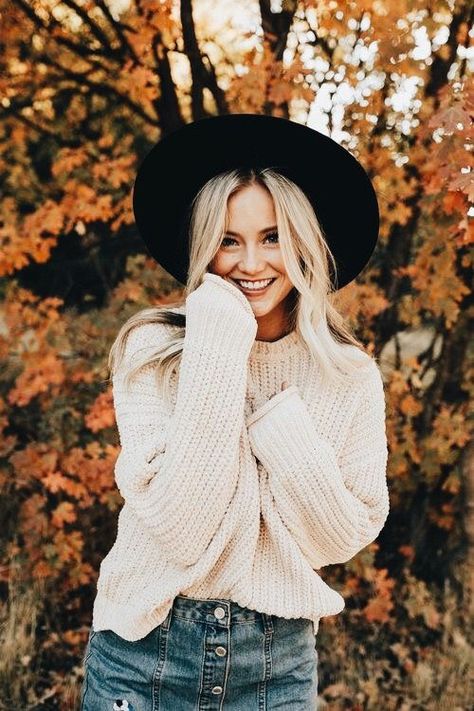 cozy fall style Fall Photoshoot Outfits, Dahlia Black, Gigi Pip, Fall Pics, Foto Disney, Fall Shoot, Fall Portraits, Mode Shoes, Senior Photo Outfits