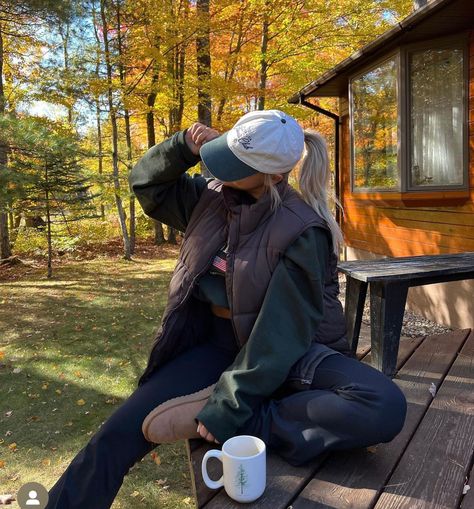 Outfit Outdoor, Slippers Platform, Cute Hiking Outfit, Cabin Trip, Mini Boots, Farm Clothes, Cold Weather Outfit, Uggs Outfit, Fall Inspo