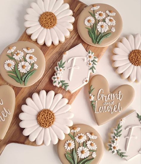 White Daisy Party Decorations, Daisy Themed Dessert Table, Daisy Party Ideas, Daisy Baby Shower Cake, Daisy Baby Shower Theme, Daisy Decorations, Daisy Cake, Daisy Baby Shower, Daisy Party