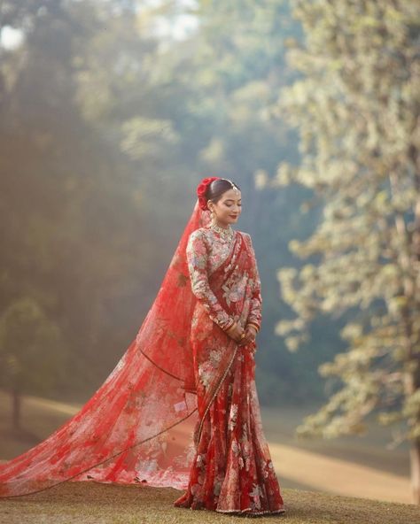 Saree With Veil Indian Weddings, Nepali Bridal Look, Sabyasachi Red Saree, Bridal Saree With Veil, Indian Wedding Saree For Bride, Nepali Wedding Dress, Red Saree Bridal, Plus Size Wedding Outfits, Nepali Wedding