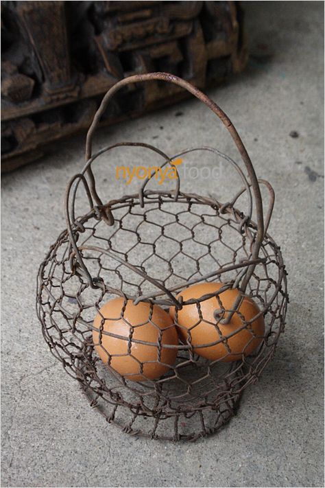 <3 Antique Wire Egg Basket Nyonya Food, Wire Egg Basket, Vintage Wire Baskets, Chicken Barn, Magnolia Farms, Rusty Tin, Old Baskets, Farm Fresh Eggs, Present Ideas