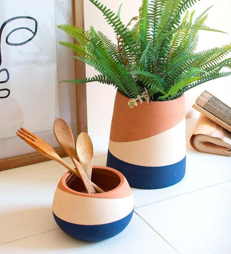 Terracotta Pots Painted Boho, Terracota Pot Painting Ideas Boho, Painting Planters Pots Ideas Diy, Terracotta Planter Painted, Terracotta Painting Ideas, Terracotta Pot Paint, Clay Pot Design, Blue Plant Pots, Clay Flower Pot Painting Ideas