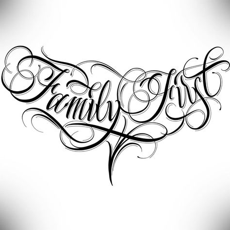 Chest Tattoo Lettering, Lettrage Chicano, Noir Tattoo, Family First Tattoo, Realistisches Tattoo, Half Sleeve Tattoos Drawings, Tattoo Lettering Design, Chicano Lettering, Family Tattoo Designs