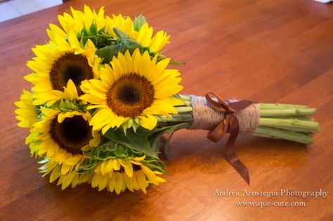 possible bridesmaids bouquet--all sunflowers (would be open to accent with baby's breath or something else subtle) Diy Sunflower Bouquet, Sunflower Bridesmaid Bouquet, Bride Things, Sunflower Bridal Bouquet, Diy Sunflower, Gorgeous Bouquet, Orange Bouquets, Bouquet Tutorial, Sunflower Wedding Bouquet