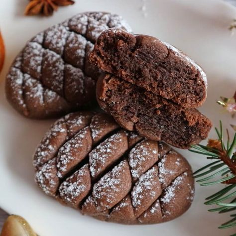 Chocolate pine cone cookies – how to make fancy pastry Chocolate Pine Cone Cookies, Fancy Chocolate Cookies, Pine Cone Cookies, Fancy Christmas Cookies, Pinecone Cookie, Pinecone Cookies, Fancy Pastry, Cookie Board, Quick Cookies