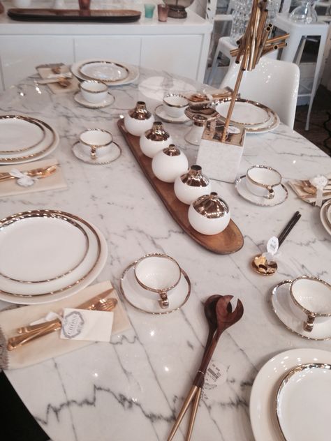 Ideas for Table setting - White gold and marble . Vancouver Marble Table Setting, Small Kitchen Set, Round Dining Table Decor, Granite Dining Table, Marble Tables Living Room, Round Marble Table, Granite Table, Marble Tables Design, Marble Top Dining Table