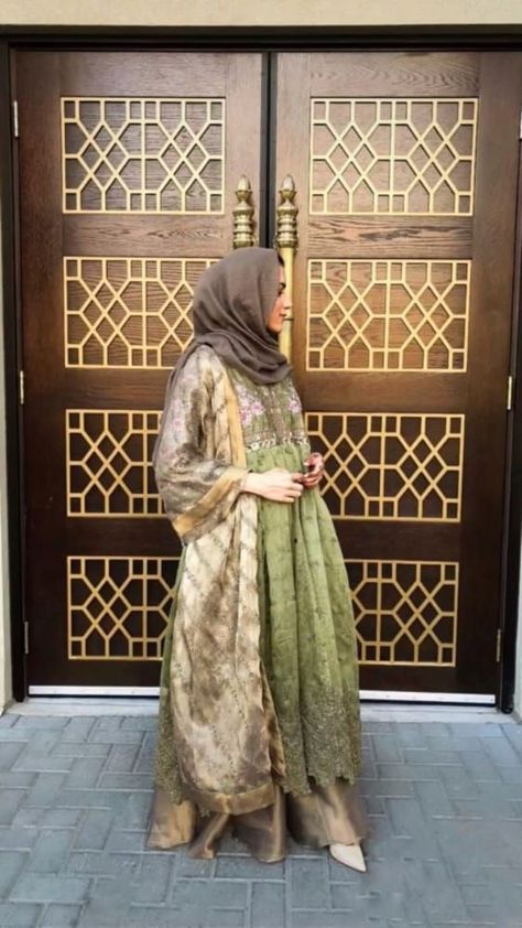 Party wear dresses ideas Hijabi Wardrobe, Desi Hijabi, Pakistani Attire, Cultural Aesthetic, Asian Attire, Desi Attire, Pakistan Dress, Festive Dress, Mehendi Outfits