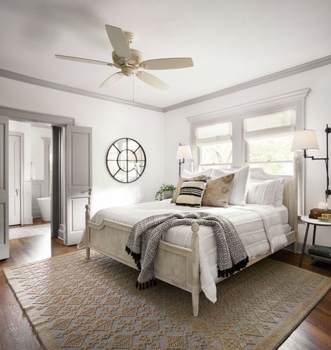 11 Best Bedrooms by Joanna Gaines: Here are the top ten bedroom designs and renovations done by Joanna Gaines from Fixer Upper! - Nikki's Plate #fixerupper #joannagaines Joanna Gaines Bedroom, Fixer Upper Bedrooms, Master Addition, Wood Canopy Bed, White Wall Bedroom, House Flip, Colonial Kitchen, French Interiors, Real Estat