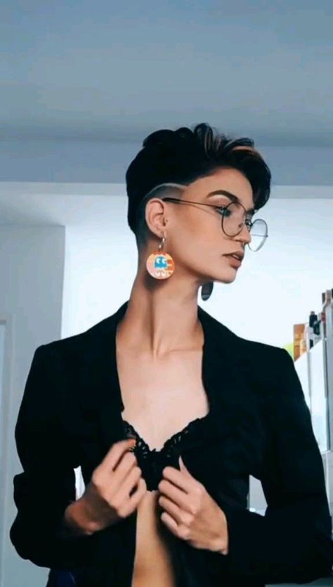 Side shaved women haircut Short Hair Shaved Sides, Side Shaved, Tomboy Haircut, Women Haircut, Easy Trendy Hairstyles, Funny Hair, Undercut Long Hair, Short Hair Model, Androgynous Hair