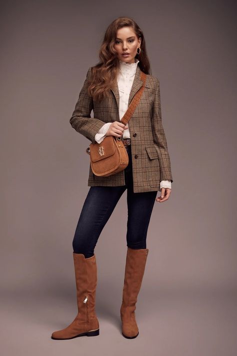 British Autumn Outfit, Tan Bag Outfit, Mode Style Anglais, Old Money Winter, Tv Nook, Classic British Style, Genderqueer Fashion, Boho Fall Outfits, Suede Knee Boots