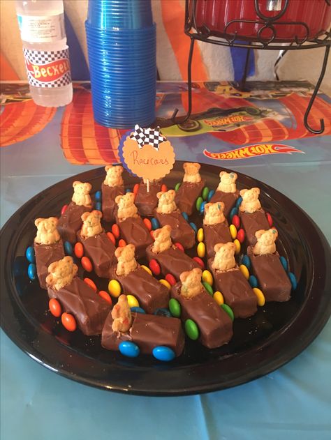 Easy Hot Wheels Birthday Cake, Diy Hot Wheels Birthday Decorations, Hot Wheel Food Ideas, Hot Wheel 2nd Birthday, Hot Wheels Party Snacks, Hot Wheels Birthday Food Ideas, Hot Wheels Birthday Food, Hot Wheels Cake Diy, Hot Wheels Birthday Party Games