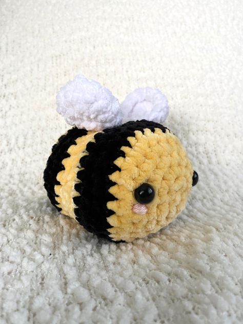 Knitted Bee, Crochet Bees, Aesthetic Patterns, Bee Toys, Easy Crochet Animals, Crochet Aesthetic, Prințese Disney, Crochet Bee, Kawaii Crochet