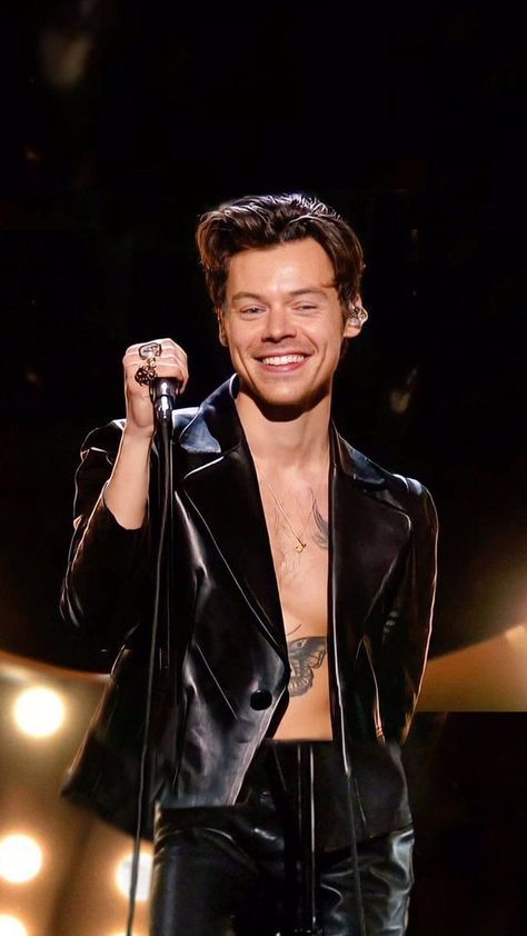 Harry Styles Outfit Inspo, Harry Styles Suits, Harry Styles Haircut, Gucci Suit, Harry Styles Outfit, British Tv Series, One Direction Harry Styles, Marvel Images, Irish Boys