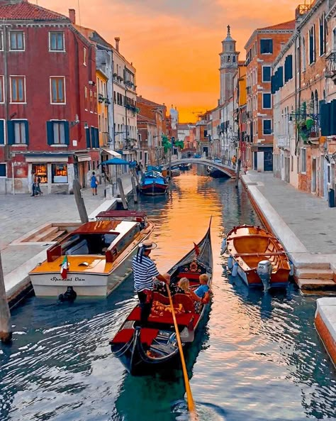 sunset reflections in Venice Venice Italy Aesthetic, Cities In Italy, Beautiful Cities, Italy Photography, Italy Aesthetic, Amazing Sunsets, Destination Voyage, Visit Italy, Italy Vacation