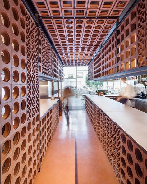 Barcelona Restaurants, Breeze Blocks, Luxury Restaurant, Restaurant Lighting, Marmaris, Restaurant Interior, Cafe Design, Commercial Design, Cafe Restaurant