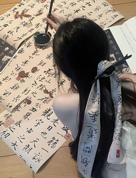 Chinese Culture Aesthetic, Calligraphy Chinese, Dress Hairstyle, Culture Aesthetic, Classic Photography, Girl Writing, Chinese Calligraphy, Traditional Clothing, Girl Fashion