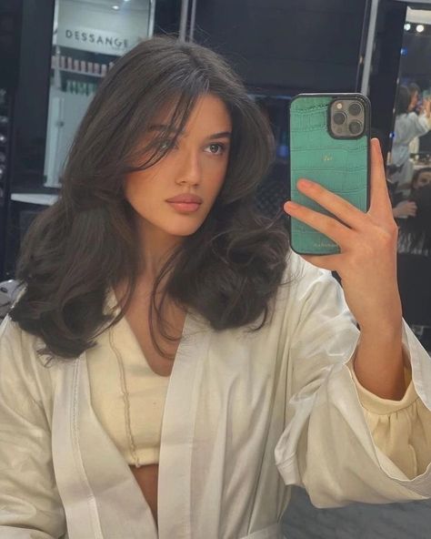 Midi Layered Hair, Victoria’s Secret Haircut, 90s Haircut Midlength, Old Money Medium Hair, Old Money Shoulder Length Hair, Old Money Haircut Women Long, Long Layers Short Hair Shoulder Length, Old Money Haircuts Women Medium, Haircut 2024 Woman