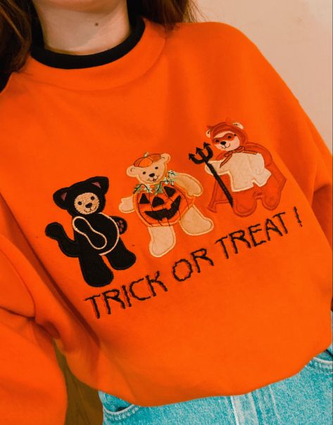 Halloween Sweatshirt Aesthetic, Halloween Sweaters Aesthetic, Halloween Sweater Aesthetic, Halloween Shirts Aesthetic, Halloween Sweatshirt Outfit, Spooky Clothes Aesthetic, Cozy Halloween Outfits, Cute Fall Halloween Outfits, Halloween Season Outfits