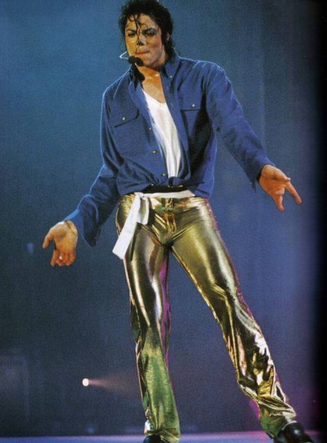 who else could pull off gold pants? Michael Jackson History Tour, Michael Jackson Live, Michael Jackson Images, Michael Jackson Hot, Michael Jackson Smile, Gold Pants, Joseph Jackson, Michael Jackson Bad, Michael Jackson Pics