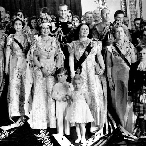 The royal family all wearing formal robes and ceremonial crowns at Queen Elizabeth's coronation. Prince Charles And Princess Anne, Prince Philip Queen Elizabeth, Princesa Margaret, Queen Elizabeth The Queen Mother, Prinz Charles, The Queen Mother, Rainha Elizabeth Ii, Queen Mum, English Royal Family