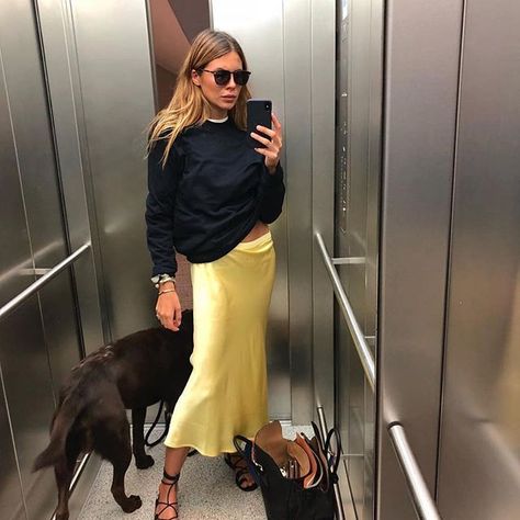 @majawyh in the always-sunny and selfie-ready Bar Silk Skirt in Popcorn Yellow. 🍿 #ANINEBINGMuse #ANINEBING Satin Skirt Street Style, Rock Outfit, Fashion Trends Winter, Autumn Street Style, Mode Inspo, Satin Skirt, 가을 패션, Fashion Mode, Looks Style