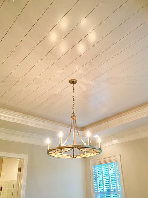 Shiplap ceiling with crown molding Shiplap Dining Room Ceiling, Shiplap Ceiling With Crown Molding, White Shiplap Ceiling Bedroom, Tray Ceiling With Shiplap, White Shiplap Ceiling Living Room, Shiplap Ceiling Bedroom, Ceiling Upgrade, Shiplap Ceilings, Paneling Sheets