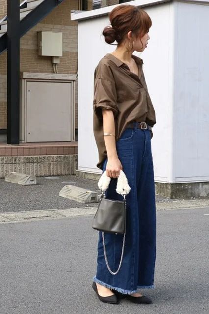 Oversized Tops Clothing Trend Japanese Street Style Japanese Street Style, Japanese Minimalist Fashion, Japanese Fashion Women, Japan Fashion Street, Minimalist Fashion Women, Oversized Outfit, Asian Street Style, Japanese Street, Style Japonais