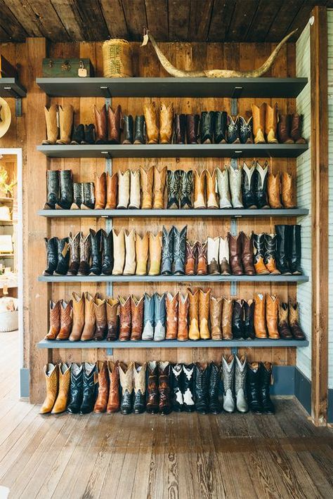 Trajes Country, Western Bedroom, Boot Collection, Boutique Display, Western Boutique, Western Store, Western Homes, Retail Store Design, Western Home Decor