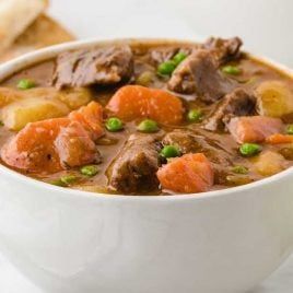 Apple Cider Beef Stew, Bison Stew, Shepherds Pie Recipe Pioneer Woman, Bison Recipes, Easy Beef Stew Recipe, Easy Beef Stew, Hearty Beef Stew, Slow Cooker Apples, Pot Beef Stew