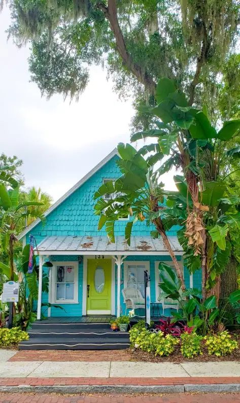 Florida Landscape Paintings, Key West Style Interiors, Colorful Beach House, Safety Harbor Florida, Case Creole, Deco Surf, Florida Cottage, Clearwater Beach Florida, Beach House Exterior