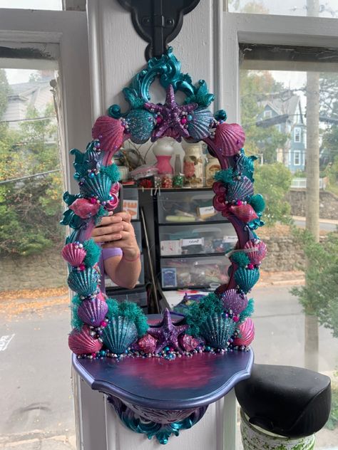 Diy Decorated Mirrors, Mermaid Mirror Diy, Mermaid Desk, Decorated Mirror Diy, Mermaid Vanity, Creative Mirror Frame Ideas, Mermaid Diy Crafts, Seashell Clipart, Mermaid Room Decor