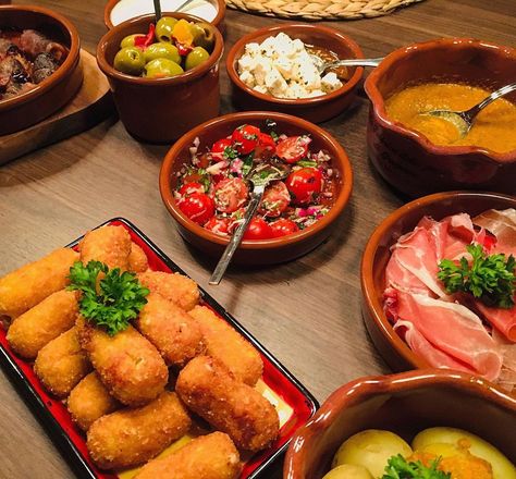 Espen Overbye on Instagram: “Tapas-night✌🏼 . . . #tapas #tapasnight #spanishfood #croquetas #serrano #snacks #foodporn #kroketter #food #foodie #foodster…” Tapas Night, Night Food, Spanish Food, Food Inspo, Food Presentation, Sangria, Red Curry, Thai Red Curry, Presentation