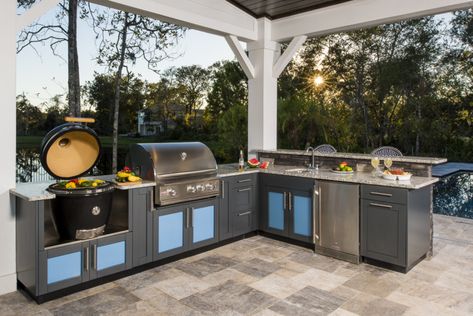 40 Big Green Egg Outdoor Kitchen Ideas - Built-in and Island Designs Big Green Egg Outdoor Kitchen, Grilling Area, Outdoor Kitchen Countertops, Outdoor Kitchen Cabinets, Kitchen Design Diy, Outdoor Kitchen Plans, Outdoor Kitchen Appliances, Backyard Kitchen, Outdoor Kitchen Design Layout